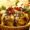 Köstliche Plätzchen, die bunt gemischt wurden: Diese hübsch verpackten Tüten können zugunsten der Kartei der Not am Stand unserer Zeitung auf dem Roggenburger Weihnachtsmarkt erworben werden. 