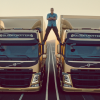 Verrückter Stunt: Der einstige Actionstar Jean-Claude Van Damme macht einen Spagat zwischen zwei Trucks. Mit Filmen wie "Universal Soldier" und "Geballte Ladung" wurde der Belgier berühmt.