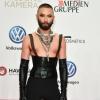 Conchita Wurst, Thomas „Tom“ Neuwirth, erscheint in einem gewohnt außergewöhnlichem Outfit.