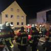 „Wir hatten den Brand schnell unter Kontrolle.“In diesem Wohnhaus in der Mörslinger Straße in Deisenhofen mussten die Feuerwehrleute am Sonntagabend erneut ein Feuer löschen. Erst am Mittwoch war nebenan ein Stadel (rechts) ausgebrannt.  	