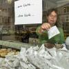 Bäckerei Fischer im Hinteranger: Andrea Fischer und ihr Mann sammeln die Kassenbons einer Woche im Schaufenster.