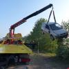 Dieses Auto wurde vermutlich vor einigen Wochen in einem See bei Bofzheim versenkt. Jetzt sucht die Polizei nach dem ehemaligen Besitzer. 