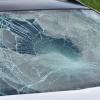 Die Windschutzscheibe eines Autos in Gersthofen sei von einem Unbekannten eingeschlagen worden, berichtet die Polizei. 