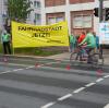 Greenpeace installierte einen sogenannten „Pop-up-Radweg“ auf der Volkhartstraße. Vorbild für die Aktion sind Städte wie Berlin oder Brüssel. Auch in Augsburg hofft die Organisation auf eine Umsetzung.