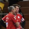 Wie geht’s Patrick Rösch? Der Handball-Torwart des VfL Günzburg (hier im Gespräch mit seinem Trainer Gábor Czakó) verletzte sich beim Spiel in Pforzheim an der Wirbelsäule.  	