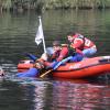 Junge Rettungsschwimmer der Schwabmünchner Wasserwacht retten eine Person mit einem sogenannten „Spineboard“ aus der Wertach.  	
