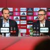 Bayern München Vorstandsvorsitzender Jan-Christian Dreesen (r) stellt Rekordmann Harry Kane vor.