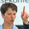 AfD-Chefin Frauke Petry nimmt ihre Vorwürfe gegen AfD-Parteimitglieder zurück, beim Mob von Clausnitz mitgemacht zu haben.