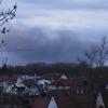Eine schwarze Rauchwolke hat sich am Sonntagabend bei dem Brand im Recyclingunternehmen Fisel über Dillingen gebildet. 