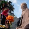 Kostümierte Frauen demonstrieren vor dem Parlament in Wien bei der Protestveranstaltung «Traditioneller Clownspaziergang gegen das Verschleierungsverbot».