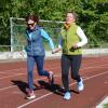 Anne Seifert (links) joggt jede Woche mit der Vorsitzenden des Sportvereins Untermeitingen, Isabella Uhl.