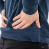 Rückenschmerzen treten oft im Bereich des Lendenwirbels auf, können sich plötzlich bemerkbar machen oder auch lange Zeit anhalten.