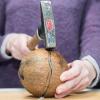 Eine Kokosnuss wird am besten mit dem Hammer aufgemacht: immer an der gedachten Äquatorlinie entlang.