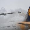 Ein Airbus A321 wird vor dem Start enteist. Wegen Schneefalls kam es auch am Münchener Flughafen zu Verspätungen und Flugausfällen