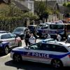 dpatopbilder - 23.04.2021, Frankreich, Rambouillet: Französische Polizisten sperren eine Straße in der Nähe einer Polizeistation nachdem eine Mitarbeiterin der Polizei auf einer Polizeiwache getötet worden ist. Bei einem Messerangriff auf einer Polizeiwache ist eine Mitarbeiterin der Polizei getötet worden. Foto: Bertrand Guay/AFP/dpa +++ dpa-Bildfunk +++