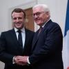 Bundespräsident Frank-Walter Steinmeier begrüßt den Präsidenten von Frankreich, Emmanuel Macron, im Schloss Bellevue.