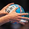 Das erste Spiel der Handball-EM 2024 ist zwsichen Frankreich und Nordmazedonien. Hier erfahren Sie Infos rund um Übertragung live im Stream oder TV, Uhrzeit und Termin des Spiels.