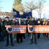 Demonstranten stehen bei einem Protest gegen Präventionshaft von Klimaaktivisten am Sonntag vor der JVA Stadelheim.