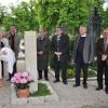 Auf dem Nördlinger Friedhof erinnert nun eine Stele aus einheimischem Weißjura Kalkstein an den Literaten Michel Eberhardt (von links) Helga Steinmeier, Oliver Hornung, Helmut Scheck, Dr. Wilfried Sponsel, Dekan Gerhard Wolfermann und Reinhard Eberhardt.  

