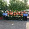 Die erfolgreichen Absolventinnen und Absolventen der Feuerwehr-Leistungsprüfung in Flotzheim zusammen mit den Verantwortlichen.