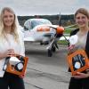Julia Kerler (links) und Theresa Pfeifer-Wölfle sind die Gesichert hinter dem Masken-Projekt beim Mattsieser Flugzeugbauer Grob Aircraft. 	