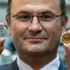 Albert Füracker, Finanzminister von Bayern, stellt zwei neue Sammelmünzen vor.