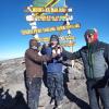 Johann Knöpfle aus Dinkelscherben (von rechts) stieß heuer auf dem Gipfel mit Freund Winfried Menner und Bergführer Richard auf das erfolgreiche Besteigen des Kilimandscharo an. 
