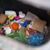 ILLUSTRATION - Lebensmittel liegen am Dienstag (13.03.2012) in einer Mülltonne in Frankfurt (Oder). Jeder Bundesbürger wirft pro Jahr 81,6 Kilogramm Lebensmittel in den Müll. Das zeigt eine Studie der Universität Stuttgart. Foto: Patrick Pleul dpa/lbn (zu dpa 0200 vom 13.03.2012) +++(c) dpa - Bildfunk+++