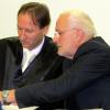 Ex-Kämmerer Manfred Schilcher mit seinem Anwalt Joachim Feller beim Prozessauftakt in Augsburg im Dezember 2017.