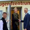 Willkommen in Friedberg, sagten der Jugendpflegerin Linda Greiter Bürgermeister Roland Eichmann (rechts) und Kulturabteilungschef Frank Büschel. 
