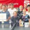Christian Schabel (Bildmitte) überreichte den Siegern des 2. Aichacher Tischtennis-Paartalturnieres die Pokale. 