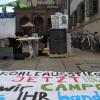 Die Stadt Augsburg will das Klimacamp neben dem Rathaus räumen lassen. Ein Bescheid wurde erlassen, doch vor der Umsetzung will die Stadt auf eine Eilentscheidung des Verwaltungsgerichts warten.