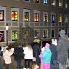 In Inchenhofen gibt es heuer wieder einen Rathausadventskalender. Am dritten und vierten Adventssonntag finden jeweils kleine Feiern am Platz vor den Fenstern statt.