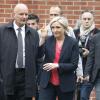 Marine Le Pen verlässt nach ihrer Stimmabgabe das Wahllokal.
