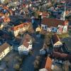 Das Ortszentrum Mering mit (von links) Grundschule, Rathaus und Kirche St. Michael. Rechts ist das Pfarrzentrum zu sehen, das Anfang nächsten Jahres abgerissen werden soll.  	