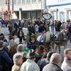 Hunderte Zuschauer verfolgten gestern am Marktplatz den Leonhardiritt. Egal, ob auf dem Sattel oder gemütlich in der Kutsche: Das Pferd stand für die Teilnehmer im Mittelpunkt. 