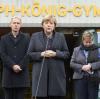 Bundeskanzlerin Angela Merkel trauert mit Halterns Bürgermeister Ulrich Wessel und Sylvia Lohrmann aus dem Landtag an der Schule, an der besonders viele Opfer zu beklagen waren.