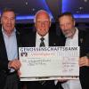 Der 5. Franz Roth Golf Cup erbrachte ein Spendenergebnis in Höhe von 30500 Euro. FrankFleschenberg (links), Präsident des Charity Golf Club Eagles und Turnierinitiator Franz Roth (Mitte) übegaben den Scheck an Schauspieler Michael Roll für dessen Stiftung. Das Geld kommt der Behandlung von traumatisierten Kindern und Jugendlichen zugute.