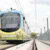 Die Oberleitung oben ist nur für die gewöhnlichen Trams: Der Bombardier-Test-Zug auf der Messeschleife bekommt seinen Strom von unten.  