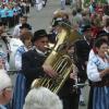 Tausende haben am Sonntag den Festumzug zum 100-jährigen Bestehen des Unterelchinger Kraftsportvereins verfolgt. 