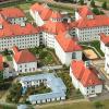 Das Frauengefängnis in Aichach: Der moderne Neubau des Versorgungszentrum (rechts) sticht in der historischen Umgebung hervor.