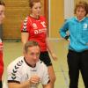 Trainer Manfred Szierbeck gibt seiner Mannschaft in einer Auszeit Tipps zum Spiel. Co-Trainerin Luzia Giel und die Spielerinnen hören aufmerksam zu und konnten letztlich die Partie gegen Neu-Ulm deutlich gewinnen.