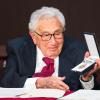Henry Kissinger, ehemaliger Außenminister der USA, hält bei den Feierlichkeiten zu seinem 100. Geburtstag den Bayerischen Maximiliansorden in der Hand.