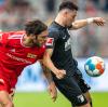 Berlins Christopher Trimmel (l) kämpft im Spiel zwischen Union Berlin und dem FC Augsburg gegen Ruben Vargas um den Ball.