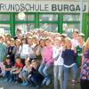 Die Chorschüler der Grundschule Burgau freuen sich zusammen mit ihrer Lehrerin Christa Wall über die Auszeichnung. 