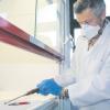 Herbert Anthofer nimmt DNA-Material von einem Schraubenzieher, den ein Täter bei einem Einbruch verloren hat. Das Labor der Kripo ist technisch auf dem neuesten Stand. 