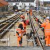 Die Bauarbeiter schließen an der Königsbrunner Straßenbahntrasse derzeit die Gleislücke zwischen Königsallee und Siedlerweg. 