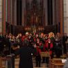 Zum Abschlusslied des Benefizkonzerts versammelten sich alle beteiligten Chöre und Musiker im Altarraum der Kirche St. Michael in Ottmaring.  	