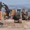 Zahlreiche Baumaschinen stehen für die Arbeiten an der Bahnstrecke bereit.