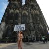 Die Aktion bezieht sich auf den Silvesterabend, an dem nach Polizeiangaben auf dem Platz vor dem Hauptbahnhof in Köln viele Frauen im Getümmel sexuell bedrängt und beklaut wurden.